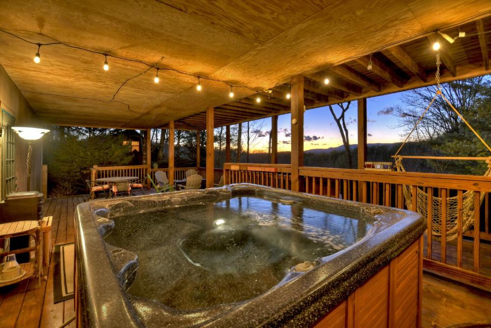 Talking Leaves Hot tub firepit and comfy king beds